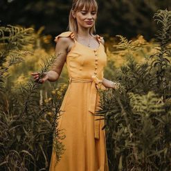 Żółta sukienka damska Sunny Smile. Żółte sukienki damskie Pakamera, bez wzorów, z tkaniny, bez kołnierzyka, bez rękawów, midi, dopasowane. Za 270,00 zł.
