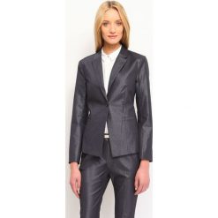 ŻAKIET DAMSKI KLASYCZNY, TALIOWANY. Szare marynarki i żakiety damskie Top Secret, eleganckie. Za 69,99 zł.