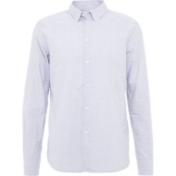 Filippa K PETER SHIRT Koszula navy strip. Niebieskie koszule męskie marki Filippa K, s, bez wzorów, z bawełny, bez kołnierzyka, bez rękawów. Za 589,00 zł.