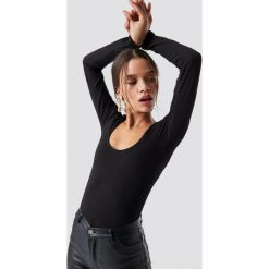 Iva Nikolina x NA-KD Basic Deep Back Top - Black. Czarne topy damskie Iva Nikolina x NA-KD, bez wzorów, z okrągłym kołnierzem. Za 80,95 zł.