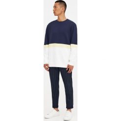 Lekka bawełniana bluza z trzema panelami. Żółte bluzy męskie marki Pull&Bear, m, z bawełny. Za 48,90 zł.