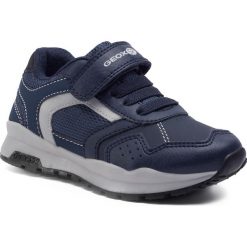 Sneakersy GEOX - J Coridan B. D J845DD 0FE14 C0700 M Navy/Avio. Niebieskie trampki chłopięce Geox, bez wzorów, ze skóry ekologicznej, na rzepy. W wyprzedaży za 139,00 zł.