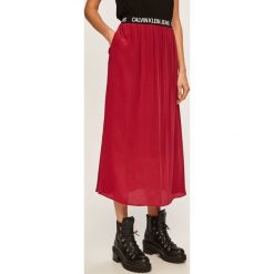 Calvin Klein Jeans - Spódnica. Różowe spódniczki damskie Calvin Klein Jeans, s, bez wzorów, z poliesteru, midi, rozkloszowane. W wyprzedaży za 249,90 zł.