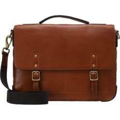 Fossil DEFENDER Torba na ramię cognac. Brązowe torby męskie na ramię marki Fossil, bez wzorów. W wyprzedaży za 839,20 zł.