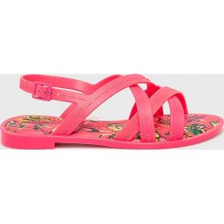 Melissa - Sandały + Jason Wu. Różowe klapki damskie Melissa, bez wzorów, z materiału, bez obcasa, na obcasie. W wyprzedaży za 269,90 zł.