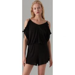 Kombinezon open shoulder - Czarny. Czarne kombinezony damskie Mohito, s, bez wzorów, bez kołnierzyka, bez rękawów. W wyprzedaży za 59,99 zł.