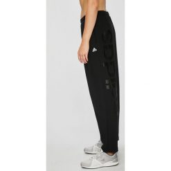 Adidas Performance - Spodnie. Czarne spodnie sportowe damskie marki adidas Performance, z bawełny. W wyprzedaży za 139,90 zł.