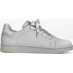 Sneakersy bonprix szary. Szare buty sportowe damskie bonprix, z satyny. Za 79,99 zł.