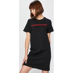 Calvin Klein Jeans - Sukienka. Czarne sukienki damskie marki Calvin Klein Jeans, na co dzień, s, z aplikacjami, z bawełny, casualowe, z okrągłym kołnierzem, z krótkim rękawem, krótkie, mini, proste. Za 299,90 zł.