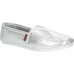 Srebrne buty tomsy błyszczące Mckey DTN177/17SI. Szare espadryle damskie marki Mckey, bez wzorów, bez obcasa. Za 28,99 zł.