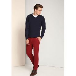 SWETER DŁUGI RĘKAW MĘSKI. Niebieskie swetry męskie Top Secret, na zimę, xxl, bez wzorów, z bawełny, eleganckie, bez kołnierzyka, bez kaptura. W wyprzedaży za 39,99 zł.