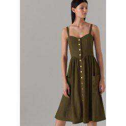 Sukienka midi na ramiączkach - Khaki. Brązowe sukienki damskie marki Mohito, s, bez wzorów, bez kołnierzyka, bez rękawów, midi. Za 129,99 zł.