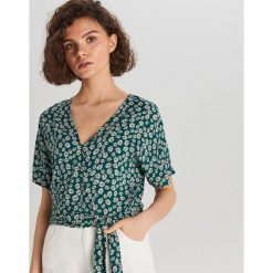 Bluzka z wiązaniem - Khaki. Brązowe bluzki damskie Cropp, s, bez wzorów, bez kołnierzyka, bez rękawów. W wyprzedaży za 15,99 zł.