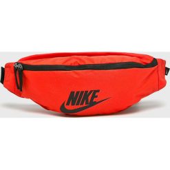 Nike Sportswear - Nerka. Czerwone walizki marki Nike Sportswear, w paski, z materiału, małe. W wyprzedaży za 69,90 zł.