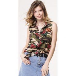 Zielona Koszula By You. Zielone bluzki damskie Born2be, s, z haftami, z asymetrycznym kołnierzem, bez rękawów. Za 14,99 zł.