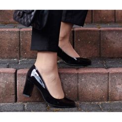 Lakierowane czółenka na słupku - skóra naturalna - model 042 - kolor czarny lakier. Czarne czółenka damskie Zapato, w kolorowe wzory, z jeansu, z okrągłym noskiem. W wyprzedaży za 224,25 zł.