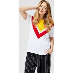 Koszulka typu oversize. Białe koszulki damskie Moodo, m, bez wzorów, z bawełny, klasyczne, z okrągłym kołnierzem, z krótkim rękawem. Za 19,99 zł.