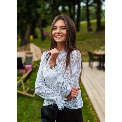BLUZKA RACHEL WHITE. Białe bluzki damskie Fanaberia.com, bez wzorów, eleganckie, bez kołnierzyka, z długim rękawem. Za 69,00 zł.