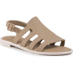 Sandały MELISSA - Boemia Ad 31753 Beige/Beige 50484. Brązowe klapki damskie Melissa, bez wzorów, z tworzywa sztucznego, bez obcasa, na obcasie. W wyprzedaży za 219,00 zł.