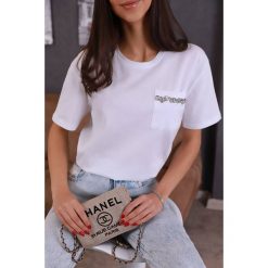 Koszulka OMISA WHITE. Białe koszulki damskie IVET, z aplikacjami, eleganckie, bez kołnierzyka, bez rękawów. W wyprzedaży za 39,00 zł.