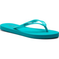 Japonki CALVIN KLEIN - Ff Sandal KW0KW00397 325. Niebieskie klapki damskie Calvin Klein, bez wzorów, z tworzywa sztucznego, bez obcasa. W wyprzedaży za 99,00 zł.