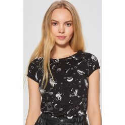 Koszulka z nadrukiem all over - Czarny. Czarne t-shirty damskie marki Cropp, s, z nadrukiem, bez kołnierzyka, bez rękawów. Za 49,99 zł.