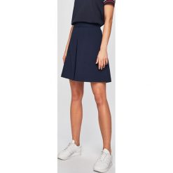 Tommy Hilfiger - Spódnica. Niebieskie spódniczki damskie TOMMY HILFIGER, na co dzień, bez wzorów, z elastanu, casualowe, z podwyższonym stanem, mini, rozkloszowane. W wyprzedaży za 299,90 zł.