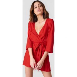 NA-KD Kopertowy kombinezon - Red. Czerwone kombinezony damskie NA-KD, bez wzorów, bez kołnierzyka, bez rękawów. Za 121,95 zł.