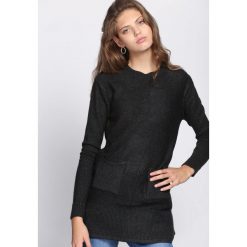 Czarny Sweter Fiction. Czarne bez kategorii Born2be, xl, z okrągłym kołnierzem. Za 39,99 zł.