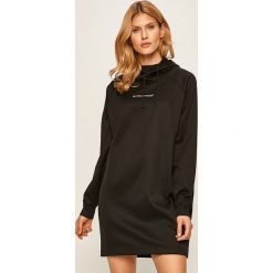 Tommy Sport - Sukienka. Czarne sukienki damskie Tommy Sport, na co dzień, s, z nadrukiem, z poliesteru, sportowe, z golfem, z długim rękawem, długie, mini, proste. Za 449,90 zł.