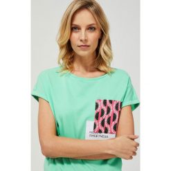 T-shirt z ozdobną kieszonką. Zielone bluzki damskie Moodo, xxl, bez wzorów, z bawełny, klasyczne, z okrągłym kołnierzem. Za 19,99 zł.