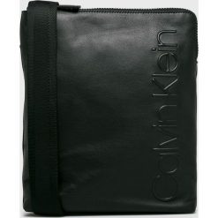 Calvin Klein - Saszetka skórzana. Czarne torby męskie skórzane Calvin Klein, w paski, ze skóry, casualowe, na ramię, małe. W wyprzedaży za 399,90 zł.