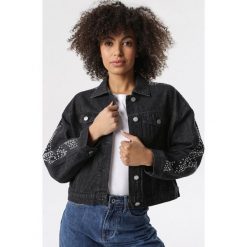 Czarna Kurtka Evakea. Czarne kurtki damskie Born2be, m, z aplikacjami, z jeansu, glamour, długie, bez kaptura. Za 199,99 zł.