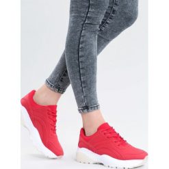 Czerwone Sneakersy Backyard. Czerwone buty sportowe damskie marki vices, z materiału. Za 89,99 zł.