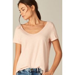 Bawełniana koszulka z dekoltem w szpic - Różowy. Czerwone t-shirty damskie marki Mohito, s, z bawełny. Za 19,99 zł.