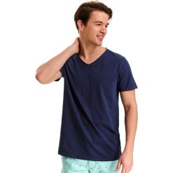 T-shirt gładki z dekoltem w serek. Niebieskie t-shirty męskie Top Secret, xl, bez wzorów, z bawełny, klasyczne, z dekoltem w serek, krótkie. W wyprzedaży za 39,99 zł.