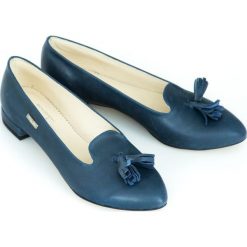 Baleriny z ostrym noskiem - skóra naturalna - model 045 - kolor granatowy. Niebieskie baleriny damskie Zapato, bez wzorów, z jeansu, klasyczne, bez obcasa, na obcasie. W wyprzedaży za 179,40 zł.