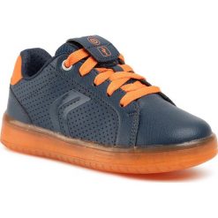 Sneakersy GEOX - J Kommodor B. B J745PB 0BCBU C0659 M Navy/Orange. Niebieskie trampki chłopięce Geox, bez wzorów, ze skóry ekologicznej, na sznurówki. W wyprzedaży za 159,00 zł.