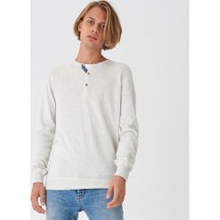 Sweter z guzikami - Jasny szary. Szare swetry męskie House, s, bez wzorów, bez kołnierzyka, bez kaptura. Za 79,99 zł.