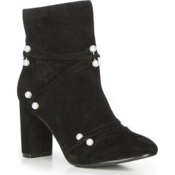 Buty damskie. Czarne botki damskie Wittchen, ze skóry, na wysokim obcasie. W wyprzedaży za 323,91 zł.