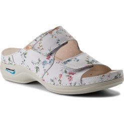 Klapki NURSING CARE - Viena WG8F1 Flowers. Białe klapki damskie marki Nursing Care, ze skóry, na obcasie. W wyprzedaży za 229,00 zł.