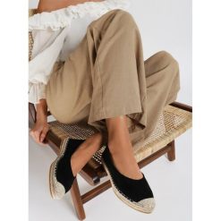 Czarne Espadryle Aqianna. Czarne espadryle damskie Renee, bez wzorów, bez obcasa. W wyprzedaży za 89,99 zł.