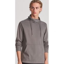 Bluza z kołnierzem - Jasny szary. Szare bluzy męskie Reserved, s, bez wzorów, bez kołnierzyka, bez rękawów, bez kaptura. Za 139,99 zł.