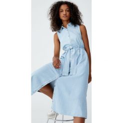 Sukienka koszulowa z wiązaniem. Szare sukienki damskie z falbanami marki Pull&Bear, z jeansu, z koszulowym kołnierzykiem, koszulowe. Za 109,00 zł.