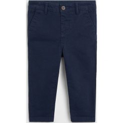Mango Kids - Spodnie dziecięce Chino 80-104 cm. Niebieskie spodnie chłopięce Mango Kids, bez wzorów, z elastanu. Za 69,99 zł.