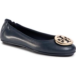 Baleriny TORY BURCH - Minnie Travel Ballet With Metal 50393 Ink Navy/Gold 401. Niebieskie baleriny damskie Tory Burch, bez wzorów, ze skóry, klasyczne, bez obcasa, na płaskiej podeszwie. Za 1099,00 zł.
