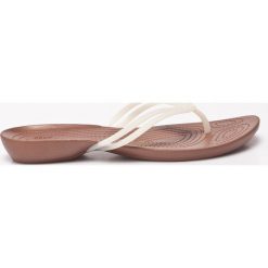 Crocs - Japonki. Pomarańczowe klapki damskie Crocs, bez wzorów, z materiału, bez obcasa, na obcasie. W wyprzedaży za 89,90 zł.