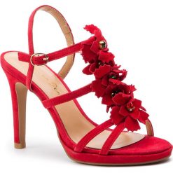 Sandały ALMA EN PENA - V19346 Suede Red. Czerwone klapki damskie Alma en Pena, z aplikacjami, ze skóry, bez obcasa, na obcasie. W wyprzedaży za 339,00 zł.