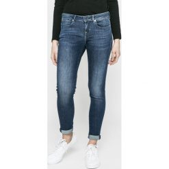Guess Jeans - Jeansy Jegging. Niebieskie jeansy damskie skinny marki Guess Jeans, z aplikacjami, z elastanu, z obniżonym stanem. W wyprzedaży za 399,90 zł.
