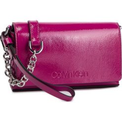 Torebka CALVIN KLEIN - Dressed Up Pouch On Chain K60K605091 510. Fioletowe torebki klasyczne damskie marki Calvin Klein, bez wzorów, ze skóry ekologicznej, eleganckie, na ramię, bez dodatków. Za 449,00 zł.